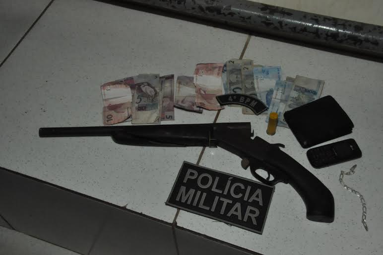Dupla é flagrada com escopeta e dinheiro 1 Dupla é flagrada com escopeta e dinheiro