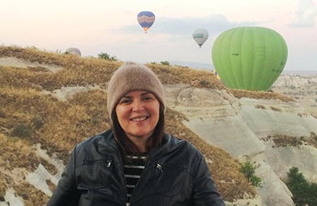 Momento selfie da administradora Débora Dantas, em merecido descanso pela Capadócia