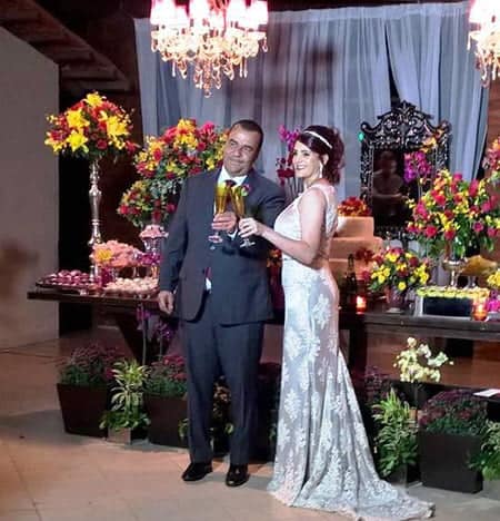 O Altar  A chácara Modelo foi o palco da cerimônia do casamento de Luis Eduardo D’Avila e Chaíra Majzoub, no último domingo. Ocasião sem alardes com a presença dos familiares e seletos amigos, os nubentes trocaram alianças e disseram “sim” e “sim”, celebrando um lindo sonho de amor. Parabéns e felicidades. Na foto para o tradicional brinde Duda e Chaíra.