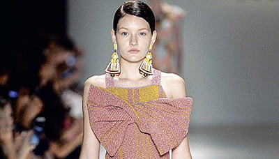 Detalhe de lenço exagerado 