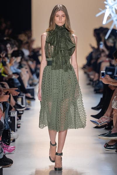 A Iódice trouxe laços com amarrações no peito que lembram os lenços usados pelas baianas na cabeça 