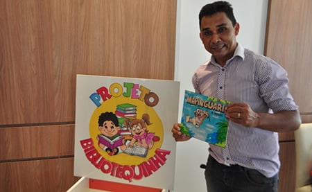 Curtas By Jô 27/10/2015 4 ARTE - Super elogiada a logomarca criada pelo chargista e escritor Enilson Amorim para o projeto Bibliotequinha, que aguarda a inauguração da Casa do Caminho para instalar o espaço de leitura que ficará a disposição das crianças carentes da comunidade do Montanhês. Em breve!