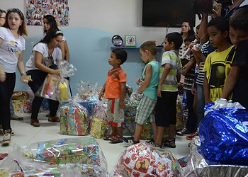 Cerca de 40 crianças internadas do HC ganham festa em comemoração ao seu dia