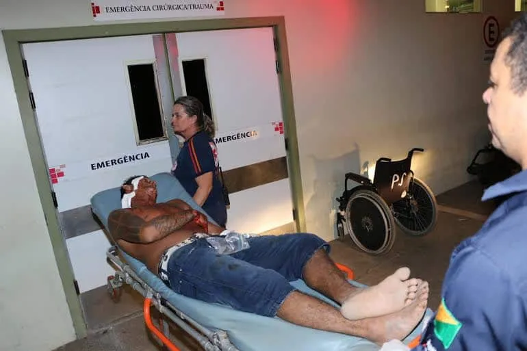 Filho do casal esfaqueou o pai após vê-lo agredir a mãe durante a noite de sexta