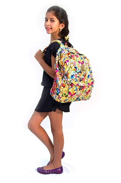 Hillary está pronta para embarcar de férias no verão à bordo de um vestidinho de malha preto e mochila com estamparia de borboletas (super tendência!) da marca Siri Kids. A confortável e prática sapatilha Crocs complementa o visual! 