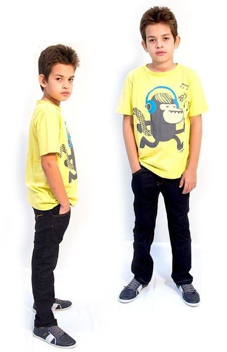 O amarelo continua em alta, como comprova essa proposta usada por Carlinhos. A t-shirt casa perfeitamente com o jeans black, ambos da marca Green; e sapatos Tip Toey Joey  