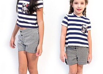 Look versátil, para meninas maiores e menores! Hillary e Amanda vestem blusinhas listradas de malha e shorts de alfaiataria Tyrol, com sapatilhas Melissa. Lindas!