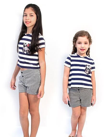 Look versátil, para meninas maiores e menores! Hillary e Amanda vestem blusinhas listradas de malha e shorts de alfaiataria Tyrol, com sapatilhas Melissa. Lindas!