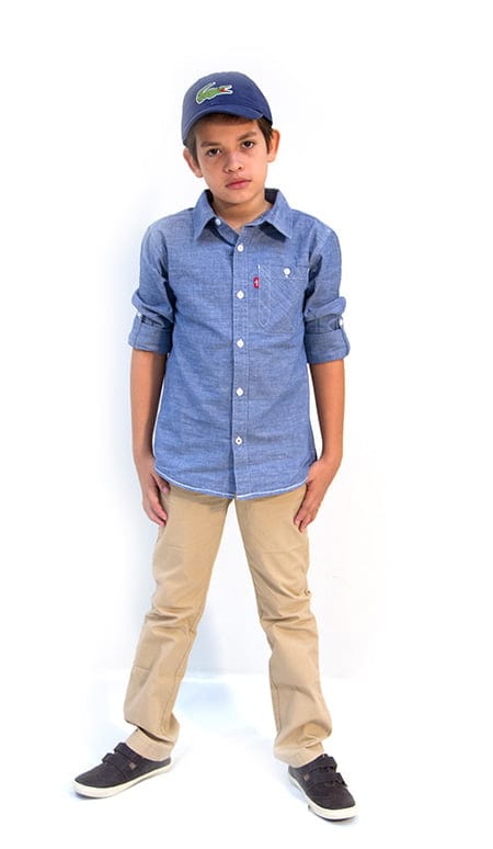 Super estiloso, Carlinhos usa camisa jeans da Levis, calça sarja Lacoste, sapatênis Tip Toey Joey e boné Lacoste. Nota dez!  