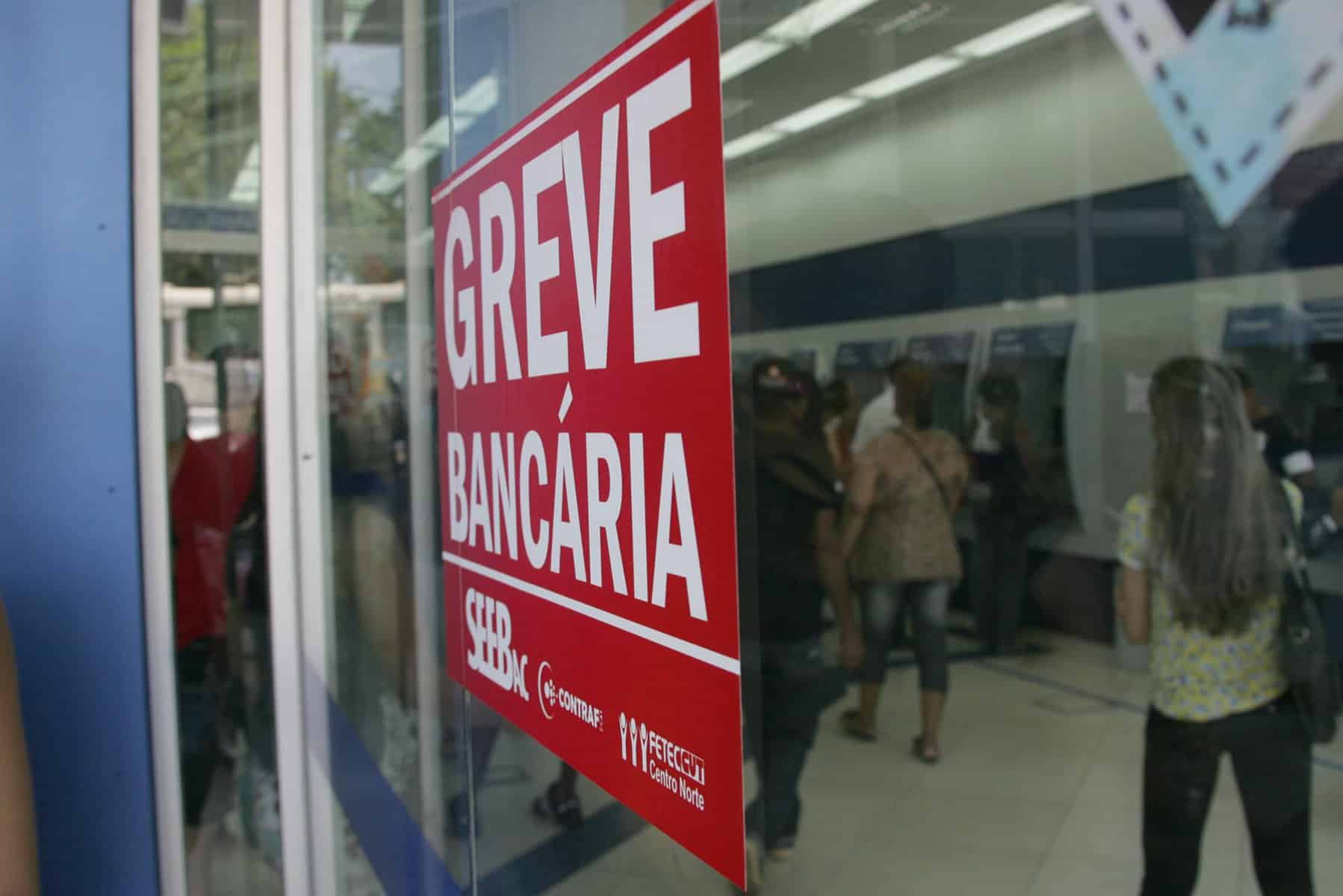 RIO BRANCO, ACRE - 06.10.2015 - Greve dos bancários fecha agências no Acre. Em Rio Branco agências bancárias cobertas de cartazes que estão em greve por tempo indeterminado. Foto: Odair Leal/Folhapress