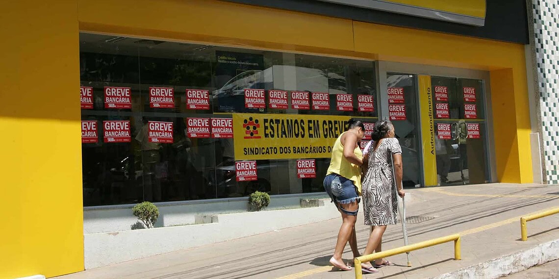 RIO BRANCO, ACRE - 06.10.2015 - Greve dos bancários fecha agências no Acre. Em Rio Branco agências bancárias cobertas de cartazes que estão em greve por tempo indeterminado. Foto: Odair Leal/Folhapress