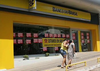 RIO BRANCO, ACRE - 06.10.2015 - Greve dos bancários fecha agências no Acre. Em Rio Branco agências bancárias cobertas de cartazes que estão em greve por tempo indeterminado. Foto: Odair Leal/Folhapress