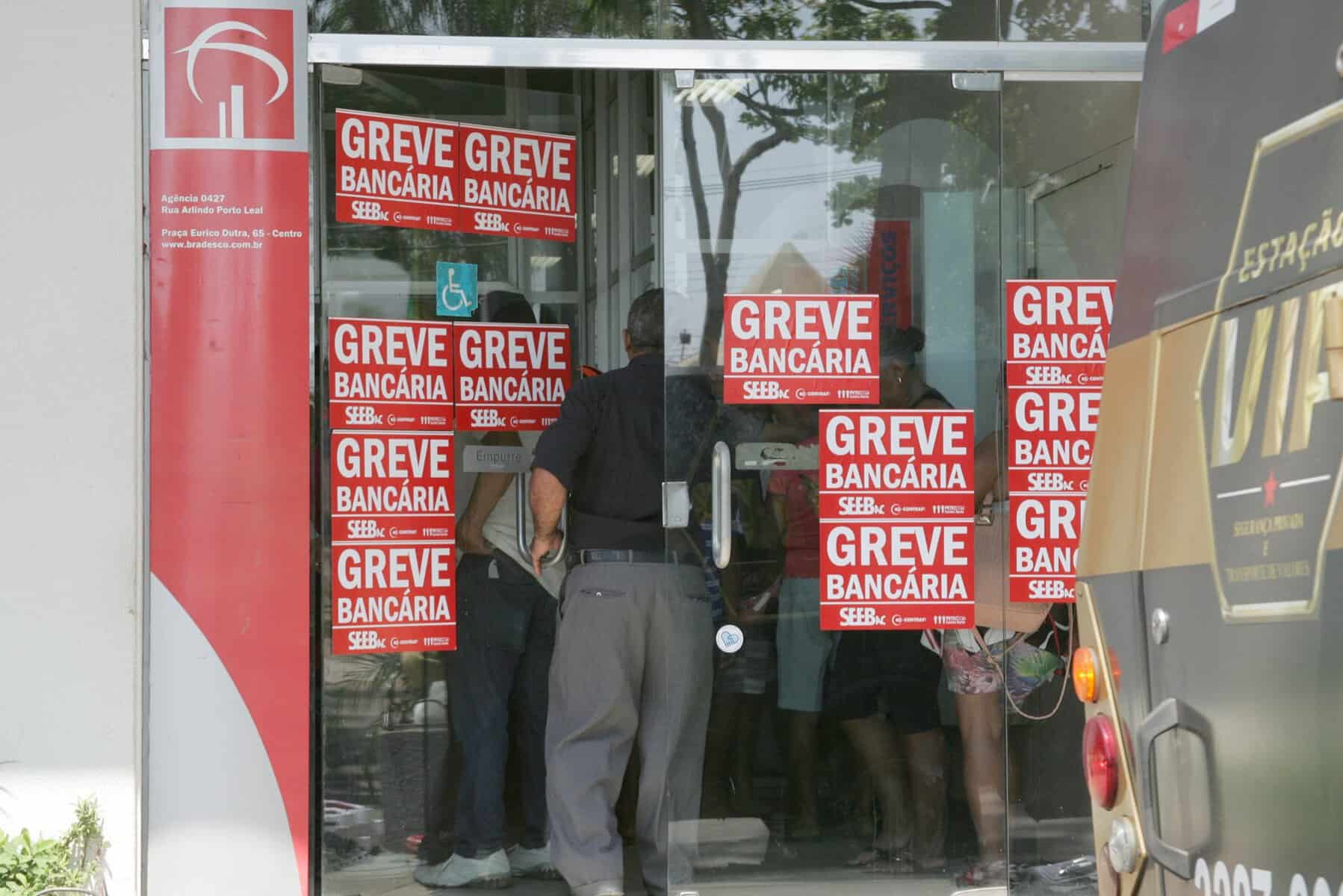 RIO BRANCO, ACRE - 06.10.2015 - Greve dos bancários fecha agências no Acre. Em Rio Branco agências bancárias cobertas de cartazes que estão em greve por tempo indeterminado. Foto: Odair Leal/Folhapress