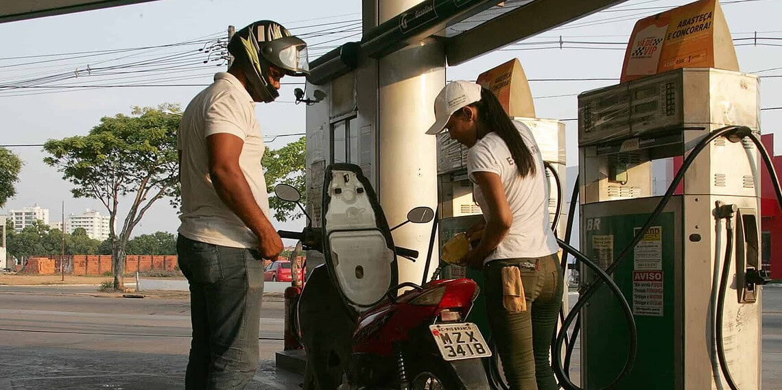 Preço da gasolina sofre novo reajuste e em alguns postos ultrapassa os R$ 4