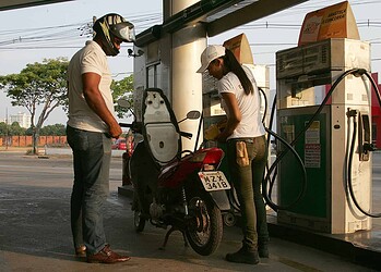 Preço da gasolina sofre novo reajuste e em alguns postos ultrapassa os R$ 4