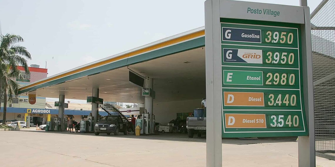 Postos reajustam valor dos combustíveis e a alternativa para acreano é pesquisar