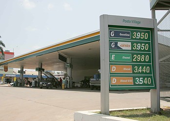 Postos reajustam valor dos combustíveis e a alternativa para acreano é pesquisar