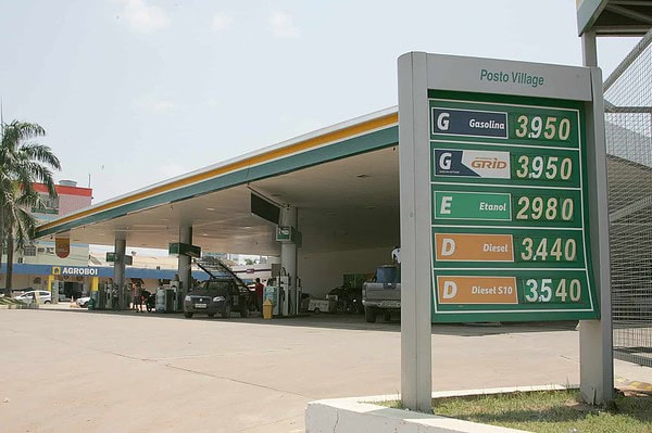 Postos reajustam valor dos combustíveis e a alternativa para acreano é pesquisar