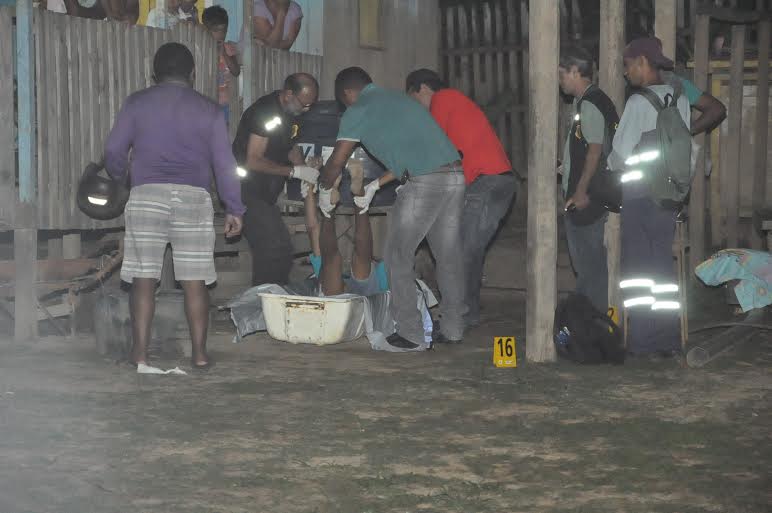 Homem é executado a tiros dentro de casa 2 Homem é executado a tiros dentro de casa 3