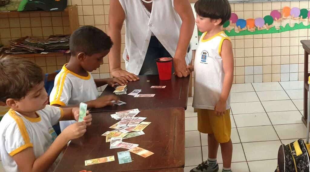 Professora Edilene de Souza leciona há 18 anos e fala sobre o dia a dia na escola. (Foto: Bruna Melo/ A GAZETA)