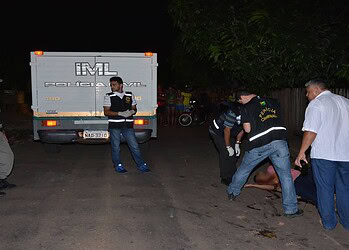 Jovem de 23 anos é executado com cinco tiros no meio da rua