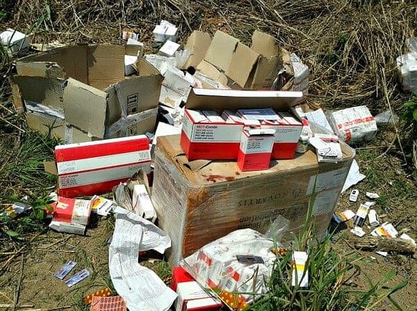 PM encontra mais caixas de remédios descartados em bairro de Rio Branco