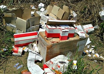 PM encontra mais caixas de remédios descartados em bairro de Rio Branco