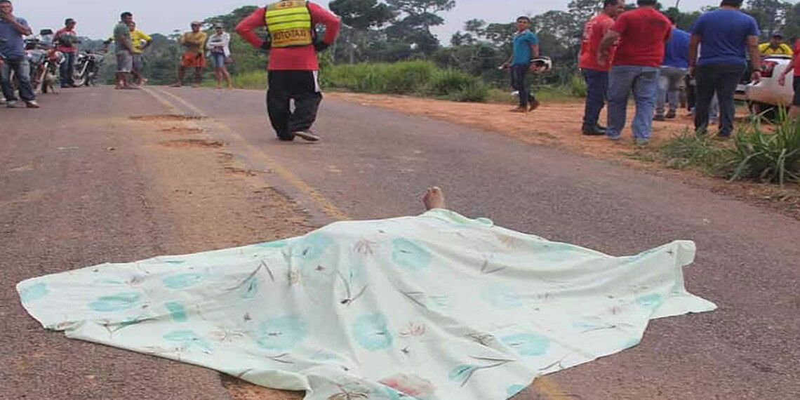 Motorista de carro desvia de buraco em estrada e colide com motociclista que morre no local 1 Motorista de carro desvia de buraco em estrada e colide com motociclista que morre no local