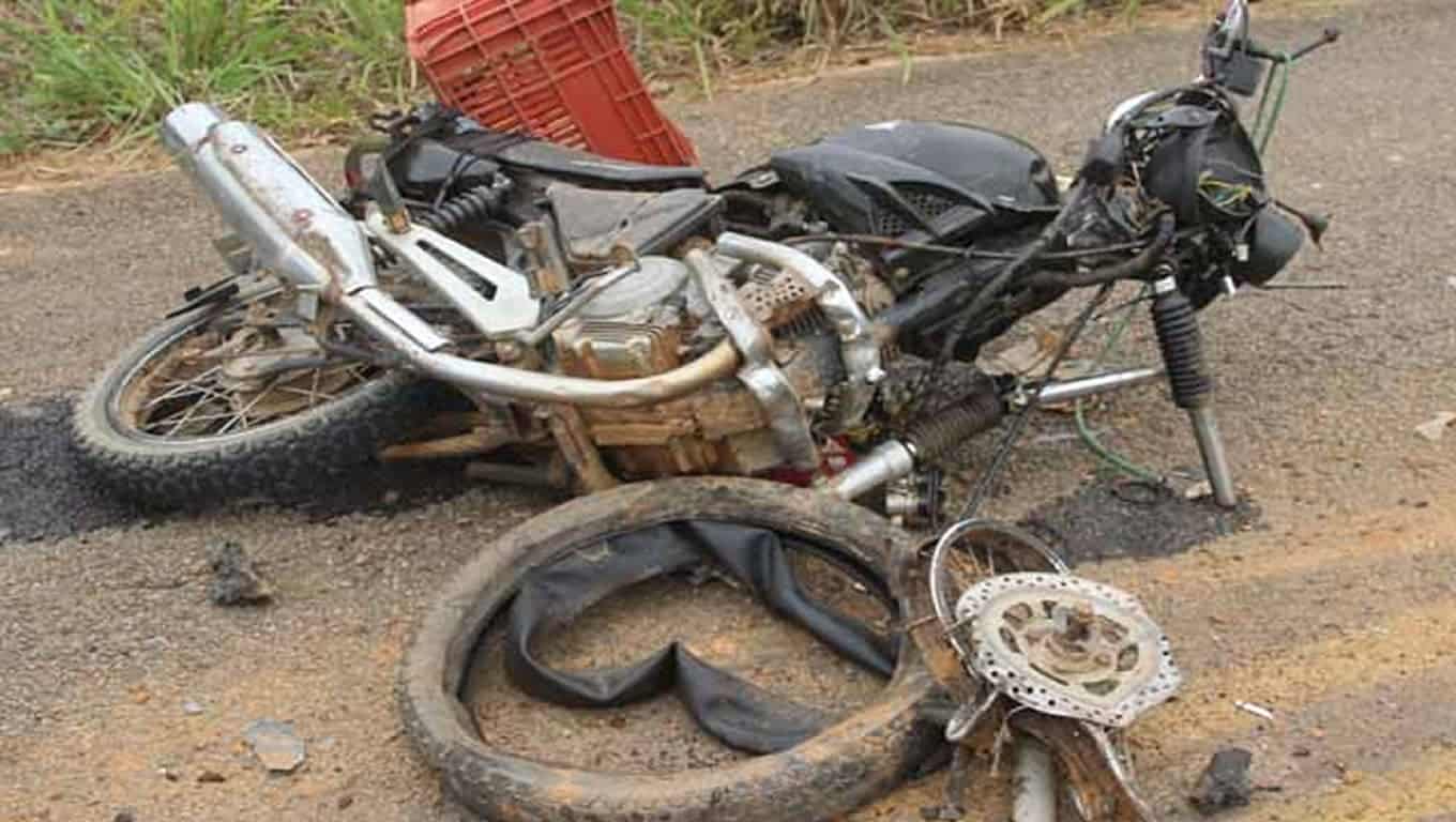 Motorista de carro desvia de buraco em estrada e colide com motociclista que morre no local 5 Motorista de carro desvia de buraco em estrada e colide com motociclista que morre no local do acidente 2