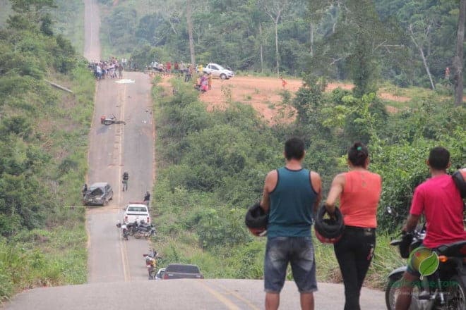 Motorista de carro desvia de buraco em estrada e colide com motociclista que morre no local 4 Motorista de carro desvia de buraco em estrada e colide com motociclista que morre no local do acidente 3