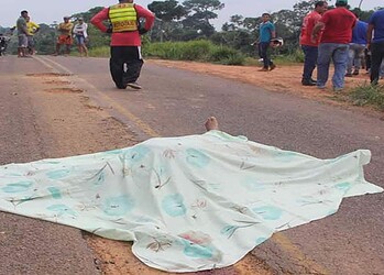 Motorista de carro desvia de buraco em estrada e colide com motociclista que morre no local
