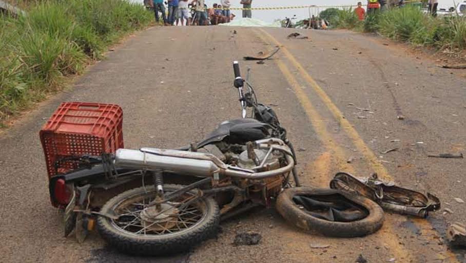 Motorista de carro desvia de buraco em estrada e colide com motociclista que morre no local 3 Motorista de carro desvia de buraco em estrada e colide com motociclista que morre no local do acidente 4