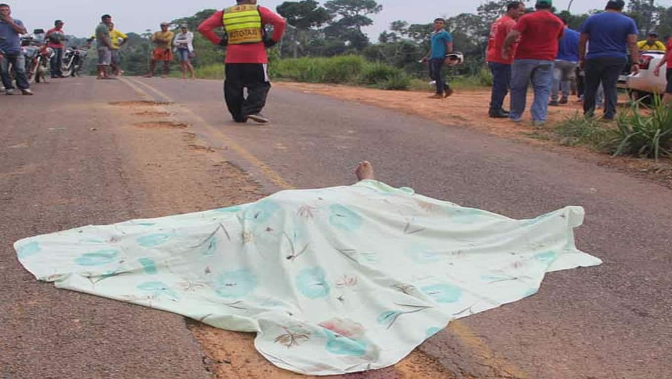Motorista de carro desvia de buraco em estrada e colide com motociclista que morre no local 2 Motorista de carro desvia de buraco em estrada e colide com motociclista que morre no local do acidente