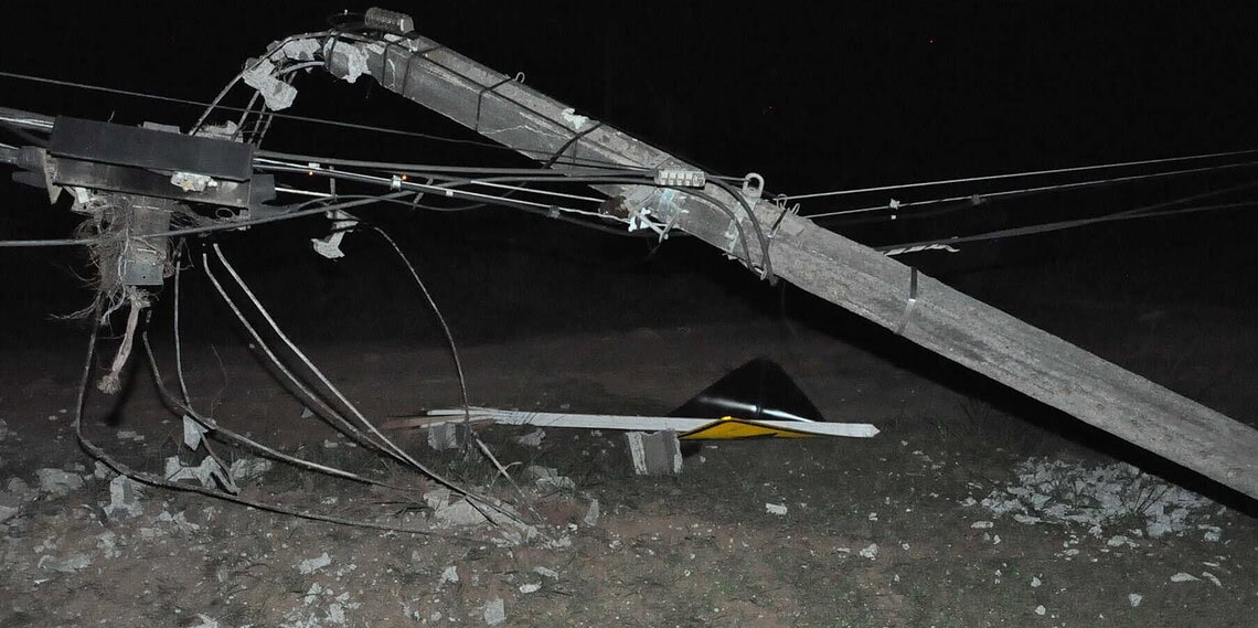 Motorista perde controle de carro, colide contra poste e foge do local 1 Motorista perde controle de carro, colide contra poste e foge do local