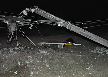 Motorista perde controle de carro, colide contra poste e foge do local