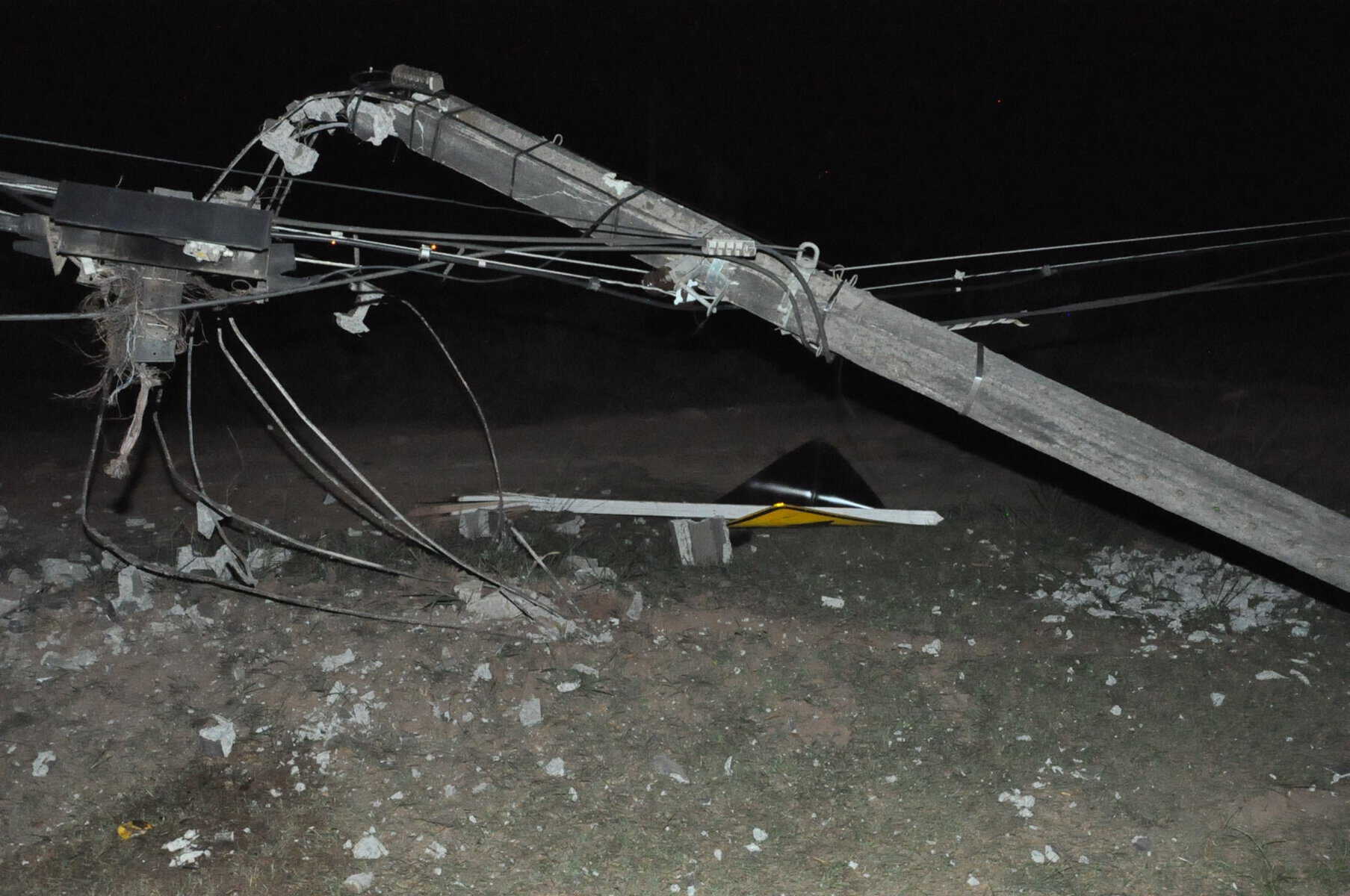 Motorista perde controle de carro, colide contra poste e foge do local 4 Motorista perde controle e colide contra poste (1)