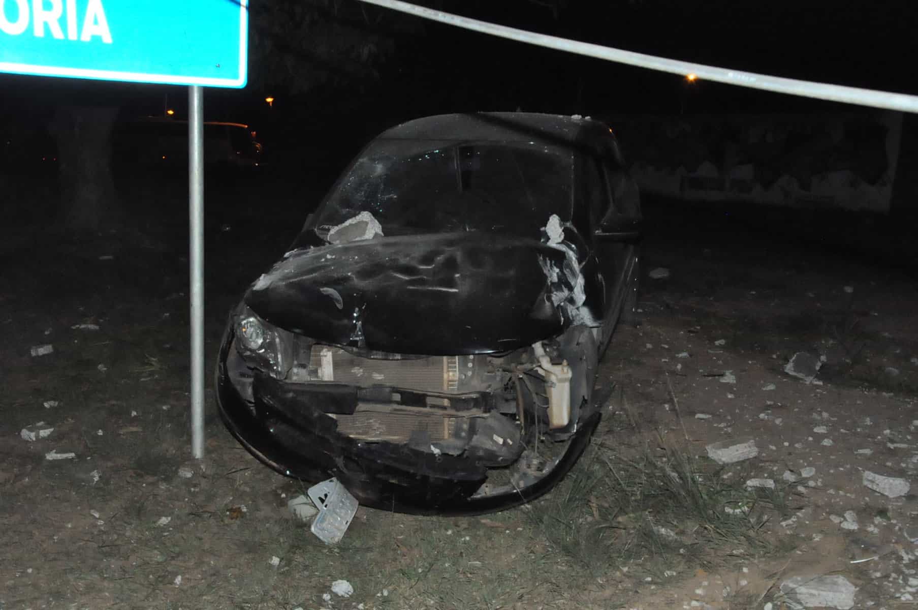 Motorista perde controle de carro, colide contra poste e foge do local 3 Motorista perde controle e colide contra poste (2)