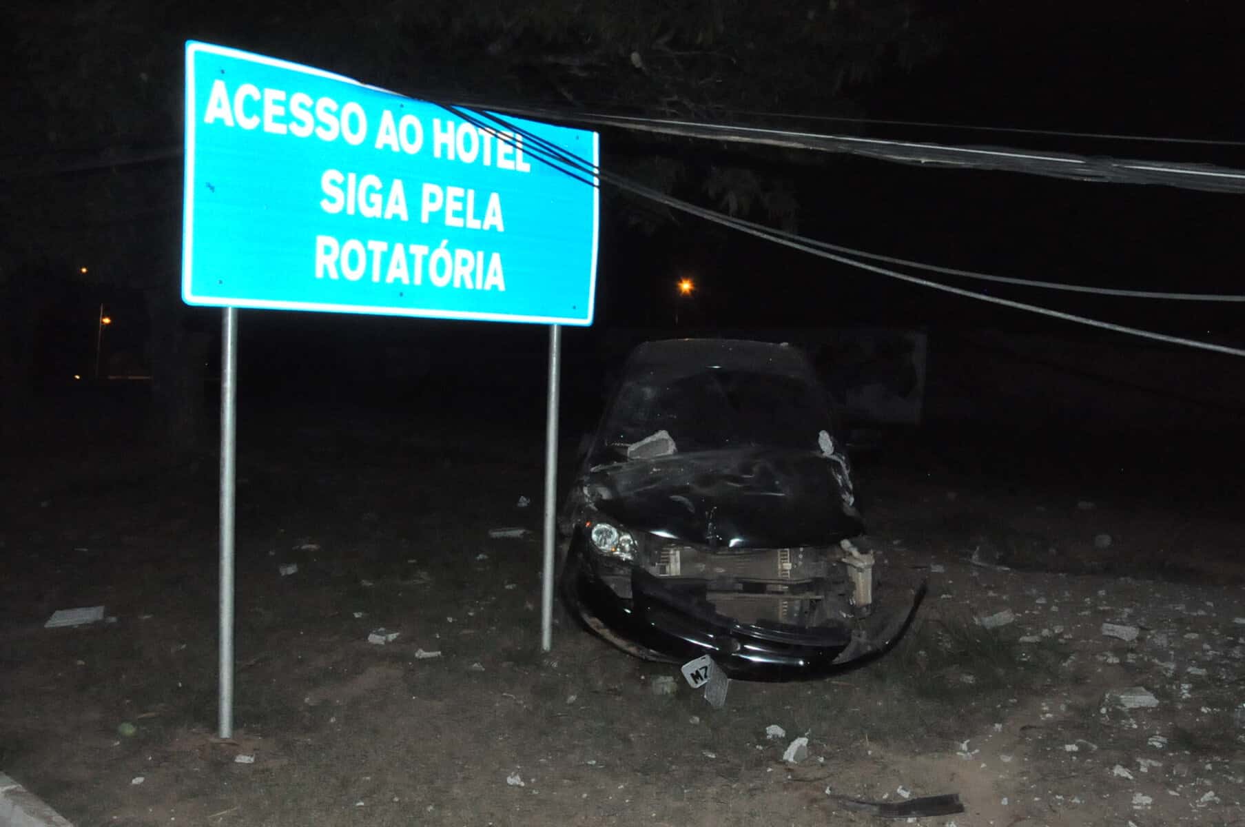 Motorista perde controle de carro, colide contra poste e foge do local 2 Motorista perde controle e colide contra poste (3)