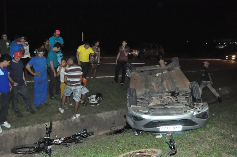 Mulher perde controle de carro e capota na BR 364 1