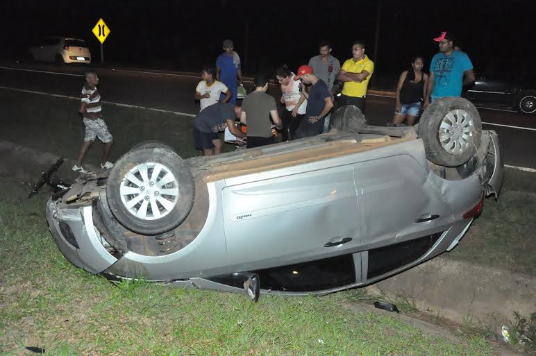 Mulher perde controle de carro e capota na BR 364 2