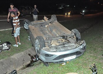 Mulher perde controle de carro e capota na BR-364