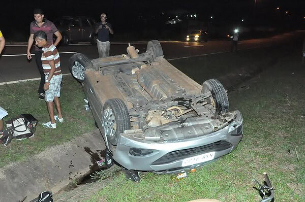 Mulher perde controle de carro e capota na BR-364