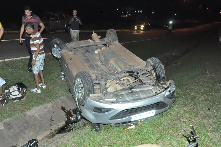 Mulher perde controle de carro e capota na BR-364