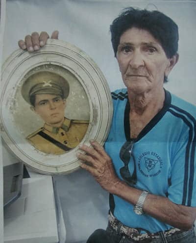 Filho com a foto do pai. (Foto: Reprodução)