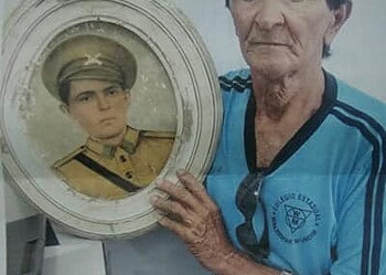 Filho com a foto do pai. (Foto: Reprodução)