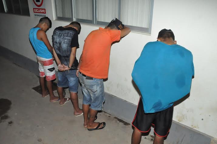 Polícia prende três homens e apreende adolescente com drogas e escopeta 1 Polícia prende três homens e apreende adolescente com drogas e escopeta