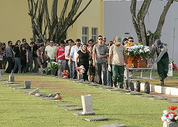 Enterro do empresário Helano Moniz aconteceu no Cemitério Morada da Paz, por volta das 16h30, e foi marcado por muita comoção. (Foto: Odair Leal/ A GAZETA)
