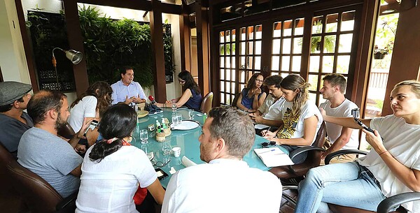 Tião Viana fala sobre desenvolvimento sustentável para jornalistas franceses