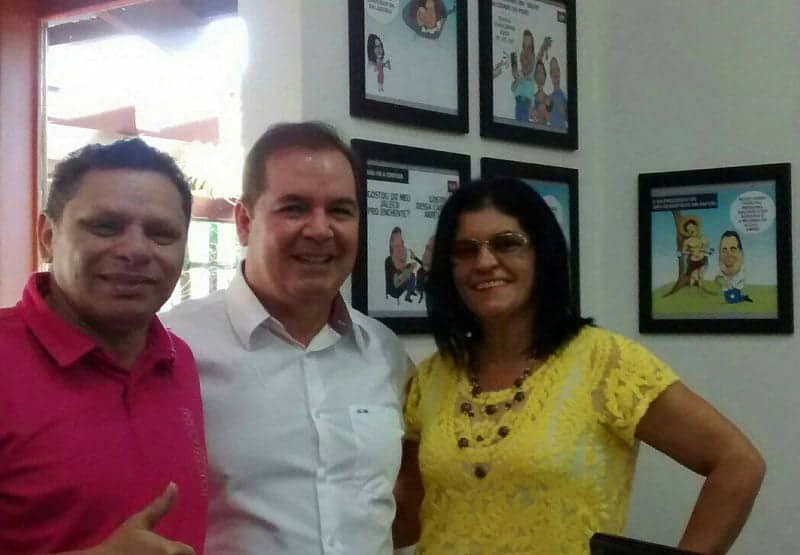 A GAZETA 30 ANOS: Trinta anos num segundo 4 O chargista e esposa com o governador; ao fundo, na parede, a mini exposição. (Foto: Sergio Vale)