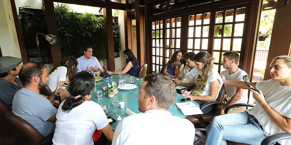 Tião Viana fala sobre desenvolvimento sustentável para jornalistas franceses